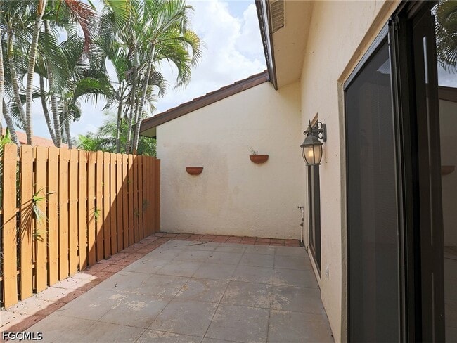 Building Photo - 1420 Park Shore Cir