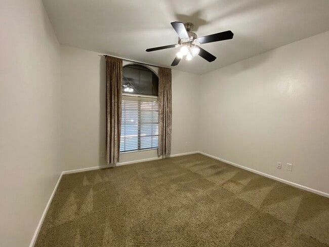 Building Photo - Very nice single level home