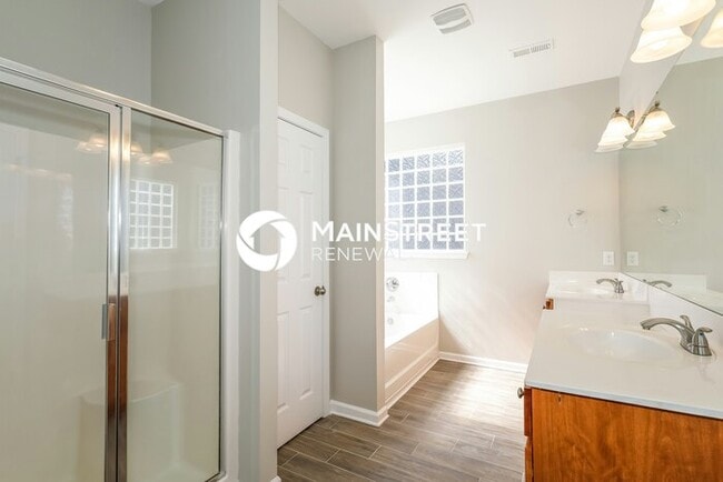 Building Photo - 5 Bedroom Pet-Friendly Home in CHARLOTTE, NC with Main Street Renewal