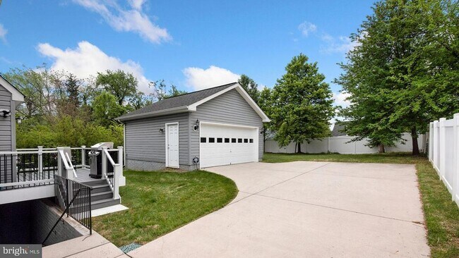 Building Photo - 2427 Fort Dr