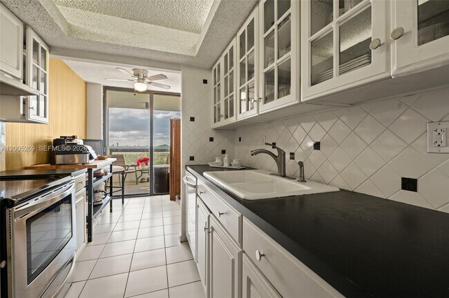 Building Photo - 2555 Collins Ave