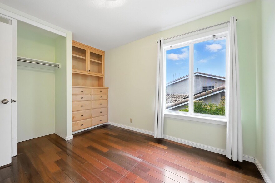 Building Photo - 520 Weybridge Dr