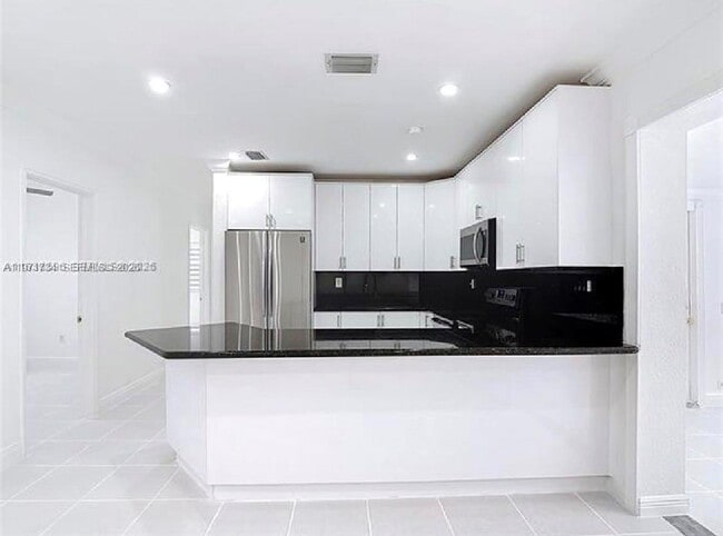 Building Photo - 7410 SW 39th St