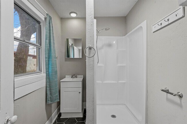 Building Photo - 908 E Houston St