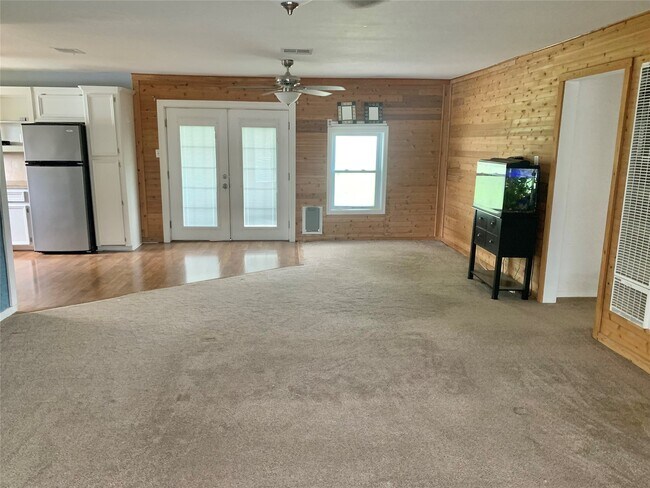 Building Photo - 306 Cres View St