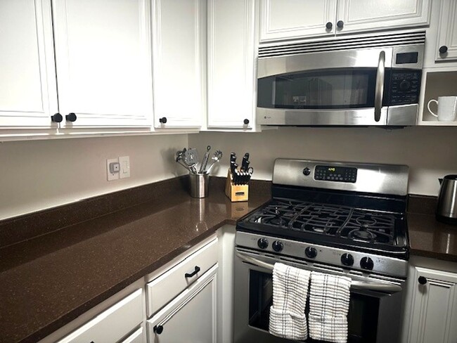 Building Photo - Fully Furnished Greenbrae Condo on Corte M...