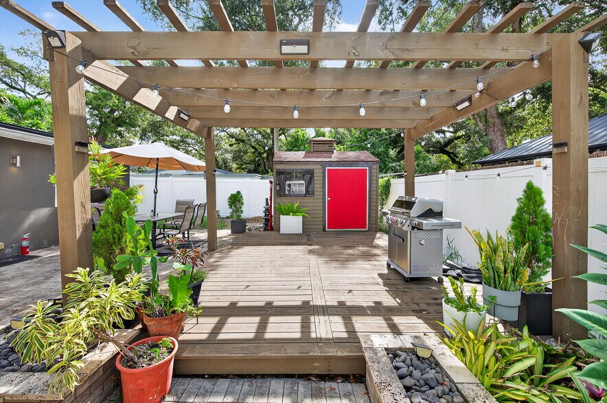 Building Photo - 6640 Douglas St