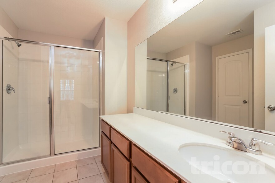 Building Photo - 2511 Glen Hollow Dr