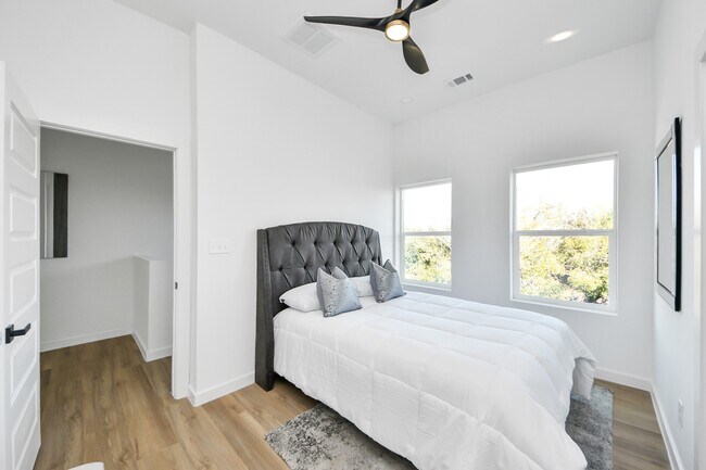 Building Photo - 1216 D E 34th St