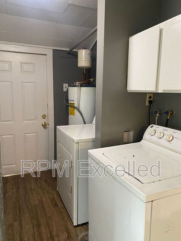 Building Photo - 824 6th St SE