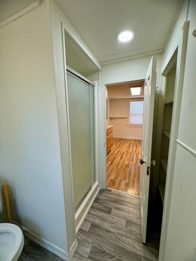 Building Photo - Check out this little Gem 1/1