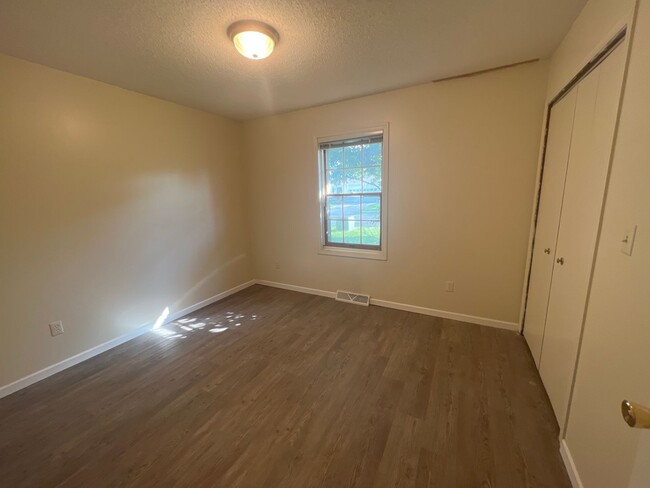 Building Photo - Available Now! 3 BEDROOM 2 BATH IN WESTCHE...