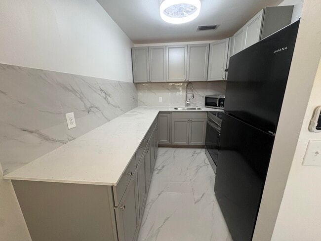 Building Photo - 239 Sussex L