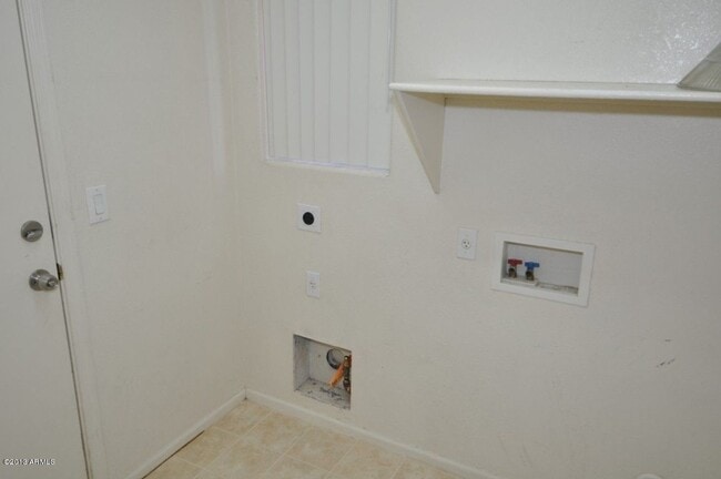 Building Photo - Great  4 bed 2.5 bath in Wigwam Creek