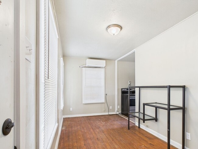 Building Photo - Harper TX Rental