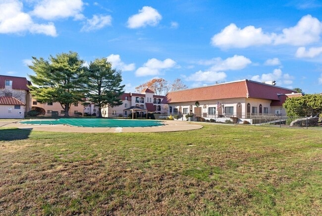 Building Photo - 685 Oak St