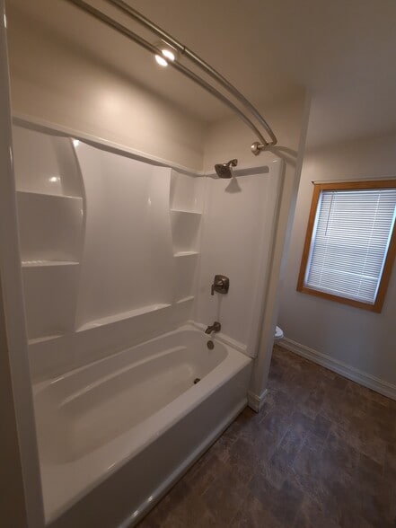 SURROUND TUB/SHOWER WITH RAIN SHOWER HEAD - 247 Main St