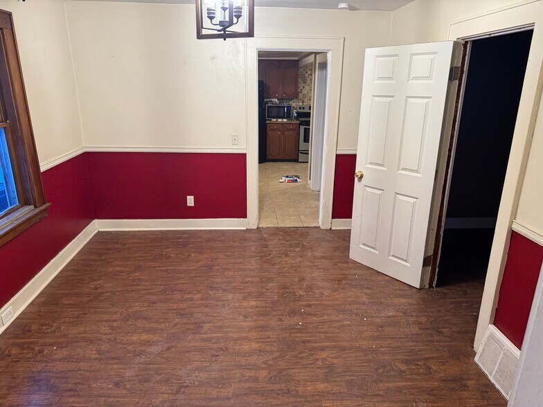 Building Photo - 109 Crysler St