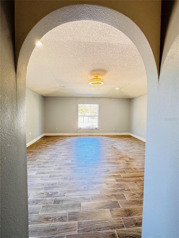 Building Photo - 2050 Corner Glen Dr