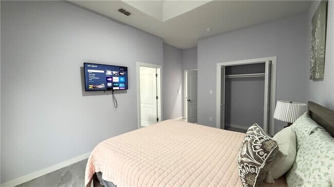 Building Photo - 30 Lilac Ave