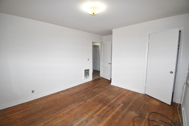 Building Photo - 3 Bedroom Home For Rent Near APSU!