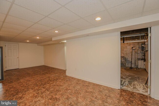 Building Photo - 359 Point to Point Rd