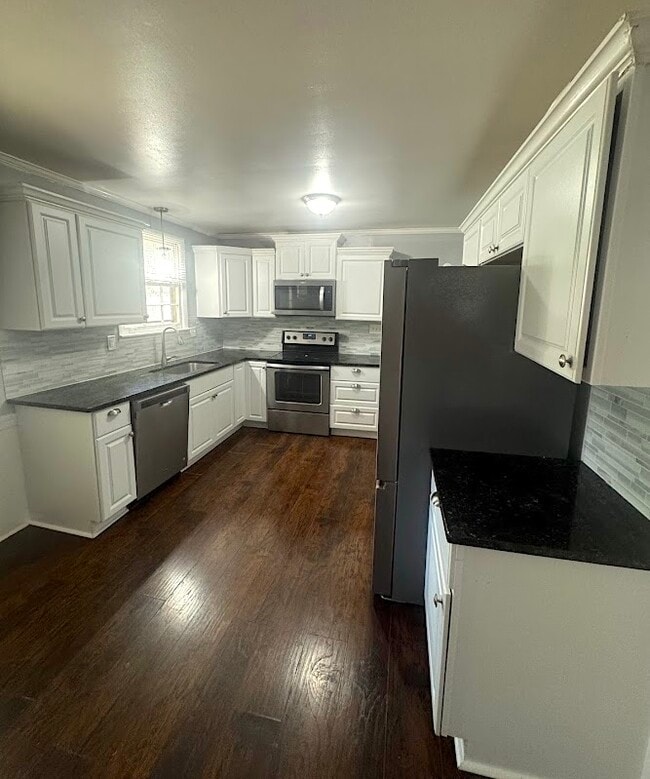 Building Photo - 1707 Woodside Dr