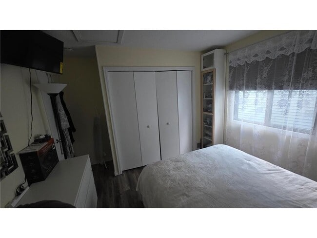 Building Photo - 9461 Ranchview Ln N