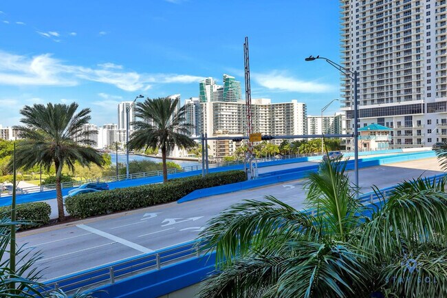 Building Photo - 2602 E Hallandale Beach Blvd