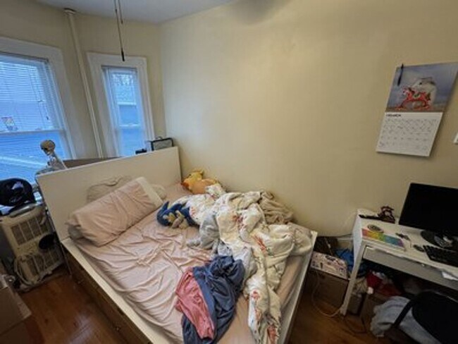 Building Photo - No Brokers Fee, No Last Month Rent, In Unit Washer and Dryer, Recently Renovated Unit.