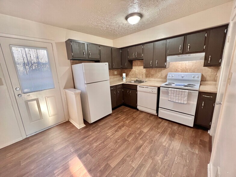 TH Kitchen - Glenview Apartments