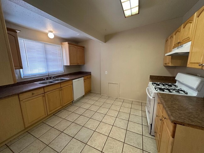 Building Photo - 453 Oasis Dr