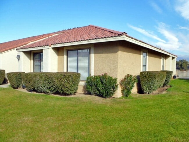Building Photo - Palm Lake Villas Condo #130