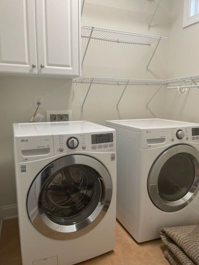 Building Photo - GORGEOUS EXECUTIVE TOWNHOME IN GATED COMMU...