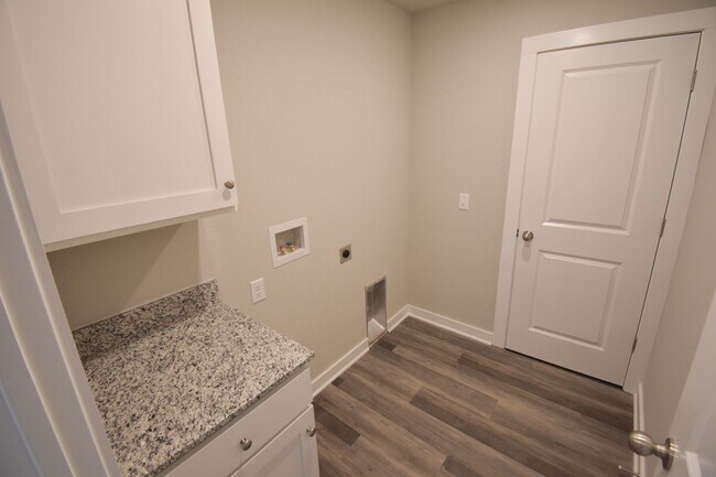 Building Photo - Beautiful 3 Bedroom 2 Bath Home in Farmington!