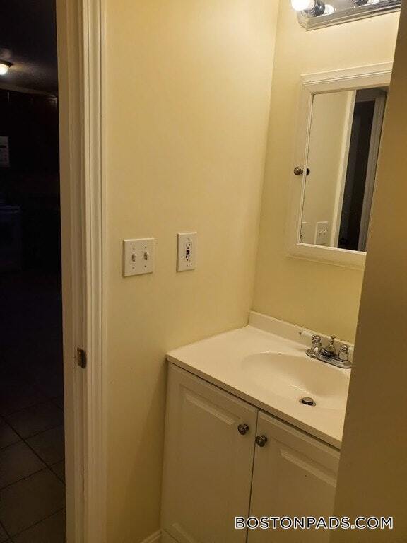 Building Photo - 293 School St