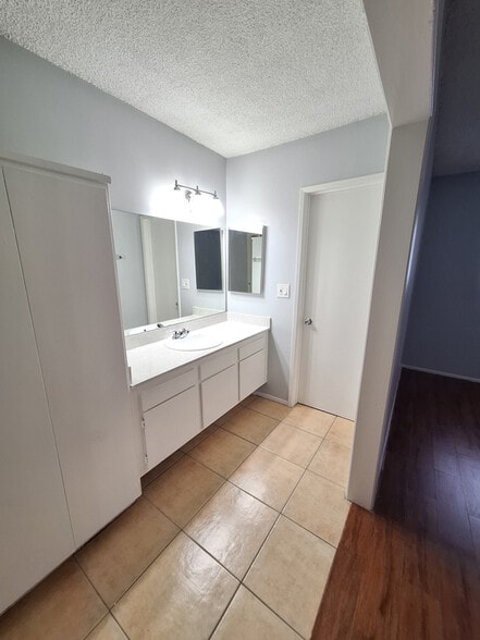 Building Photo - 4660 Kester Ave