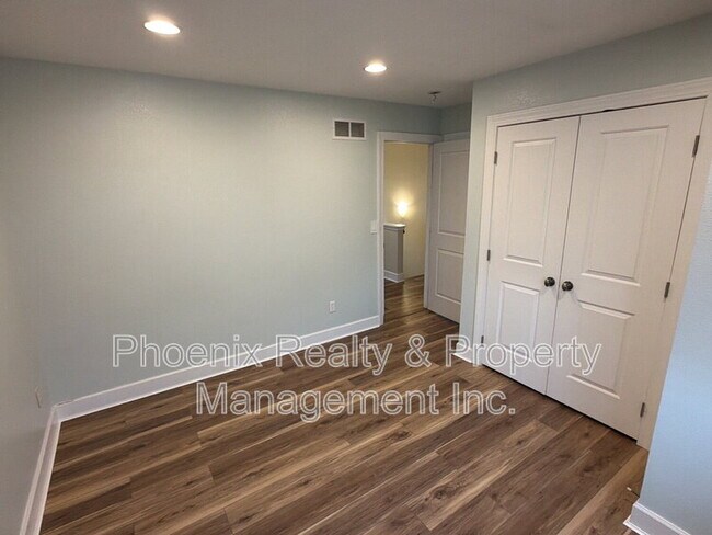 Building Photo - 454 N Finch Ave