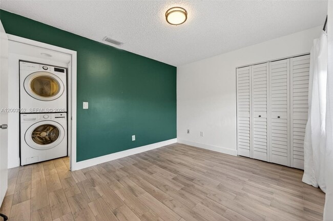 Building Photo - 889 Hamilton Dr