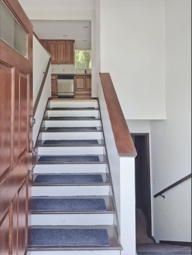 Building Photo - Split-Level Stunner with Skylight, Hardwoods & Room to Grow