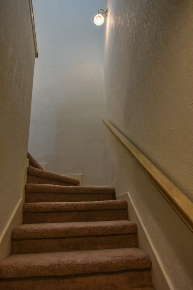 Building Photo - On Golf Course Townhome