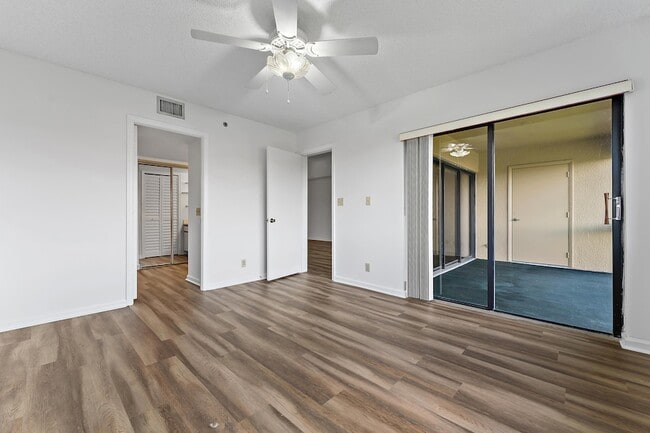 Building Photo - 700 Uno Lago Dr