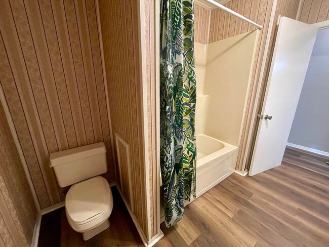 Building Photo - 3/2 on 5 Acres!