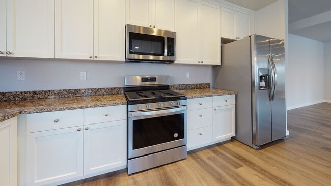 Building Photo - Large & Luxurious 3 Bedroom Available Near...