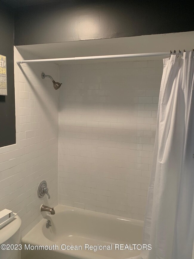 Building Photo - 304 4th Ave