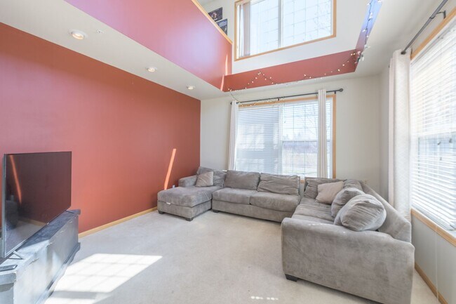 Building Photo - Awesome 2 bed townhouse in plymouth!