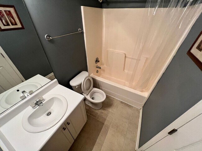 Building Photo - 129 Bennington Ln