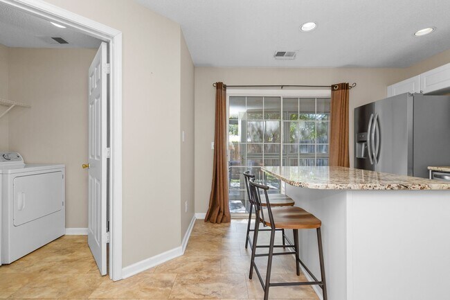 Building Photo - Townhome in The Market Common!