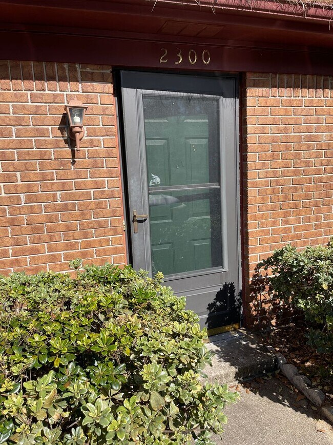 Building Photo - Cute 2 bedroom 1.5 bath townhome