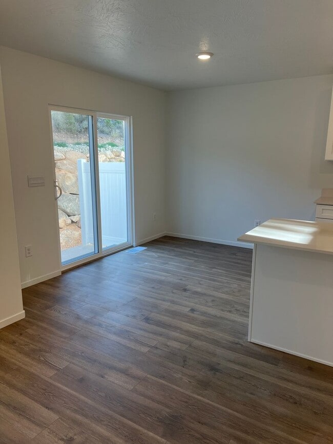 Building Photo - Beautiful spacious 3 bedroom, 2.5 bathroom house located in Cedar City!